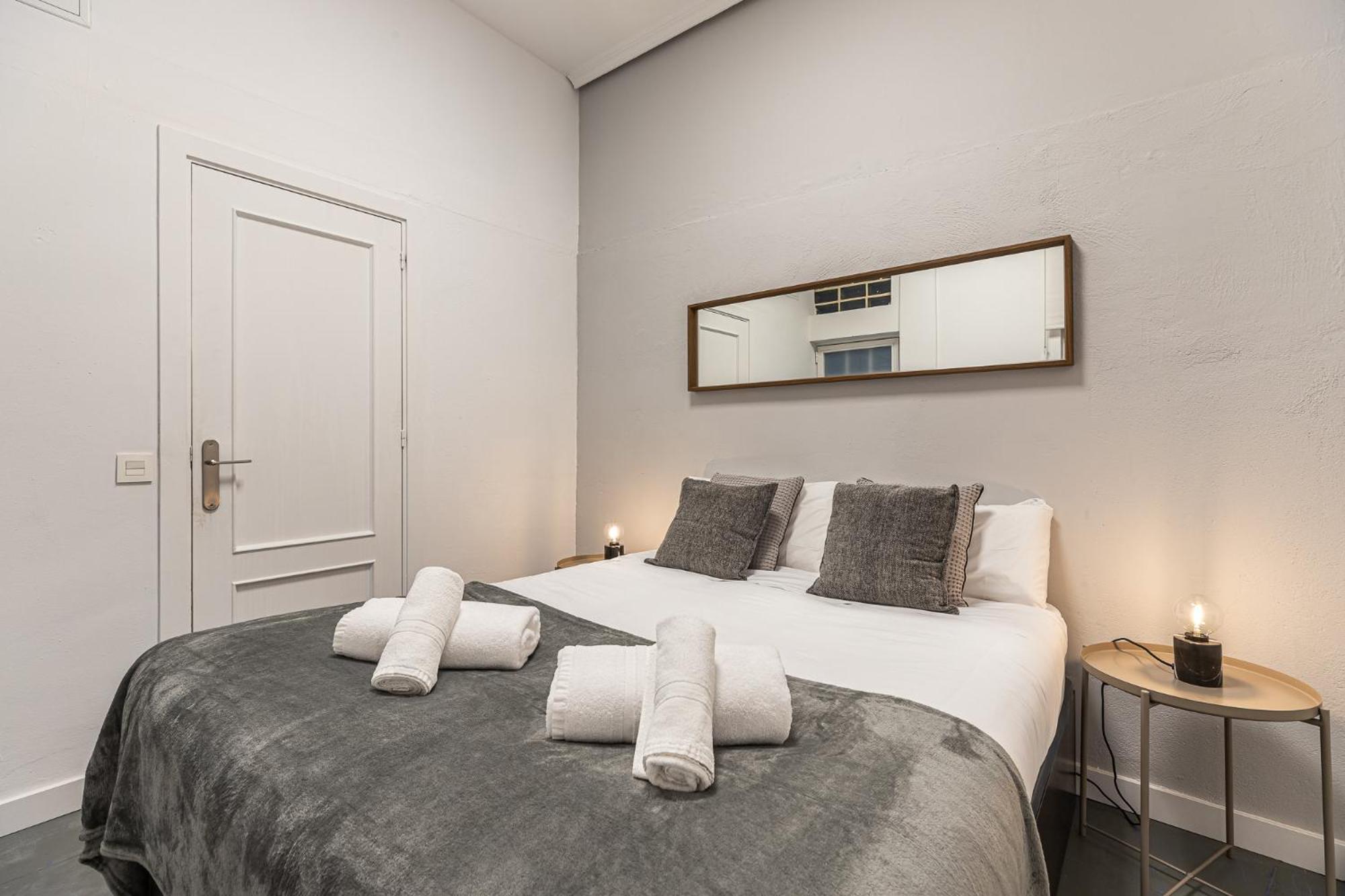 Waou Essence I Los Austrias - Corta Duracion, Madrid